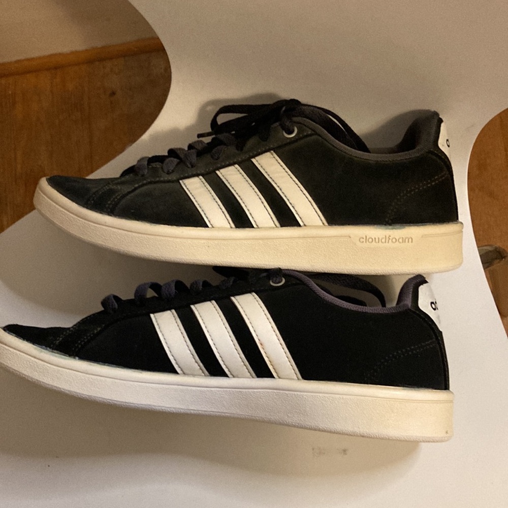 Adidas Leather classic basketball shoes. Size 8